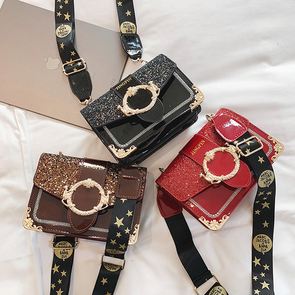 Stílusos női táska fényes részecskékkel és fém elemekkel négy színben