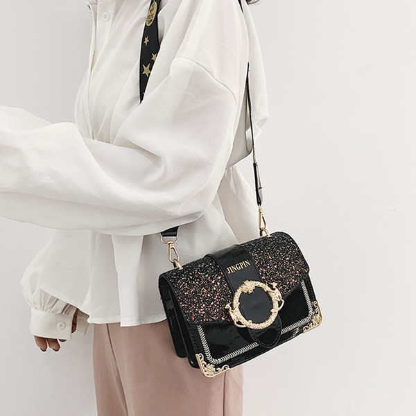 Stílusos női táska fényes részecskékkel és fém elemekkel négy színben