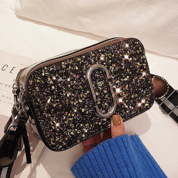 Stílusos női táska két cipzárral és flitterekkel különböző színekben