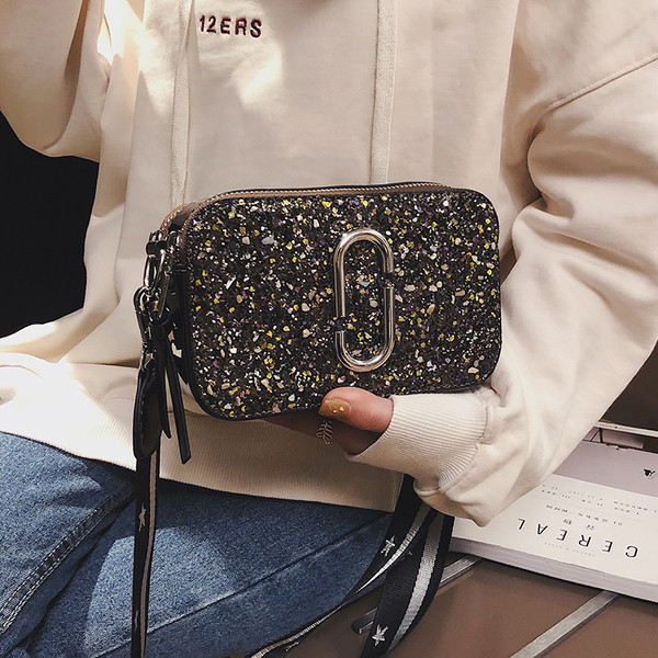 Stílusos női táska két cipzárral és flitterekkel különböző színekben