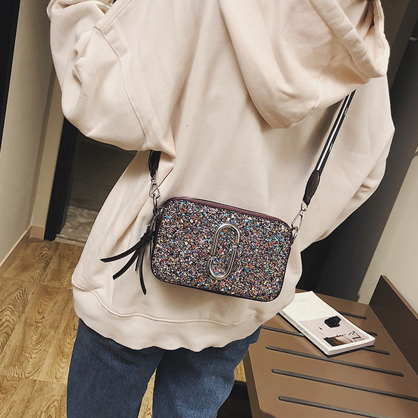 Stílusos női táska két cipzárral és flitterekkel különböző színekben