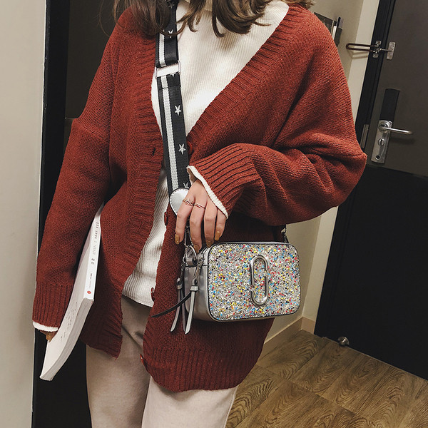 Stílusos női táska két cipzárral és flitterekkel különböző színekben