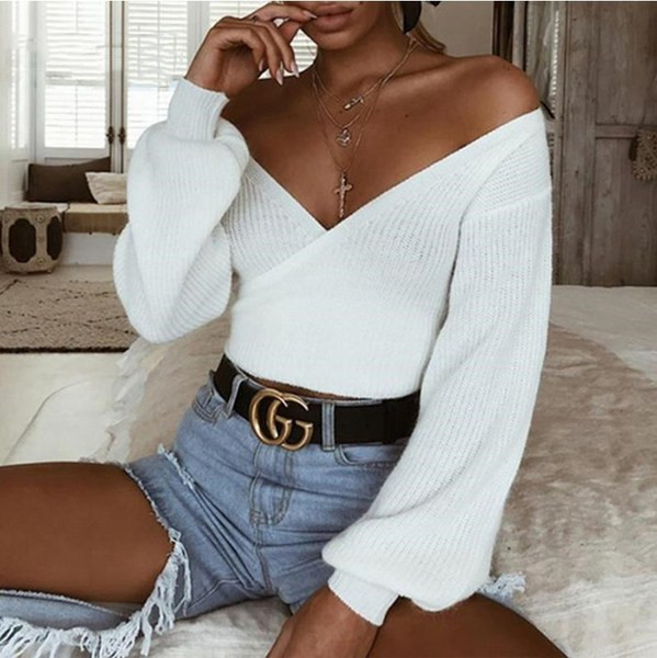 Modern női rövid pulóver fehér színben, széles ujjal