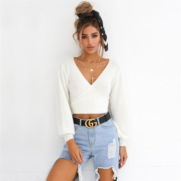 Modern női rövid pulóver fehér színben, széles ujjal