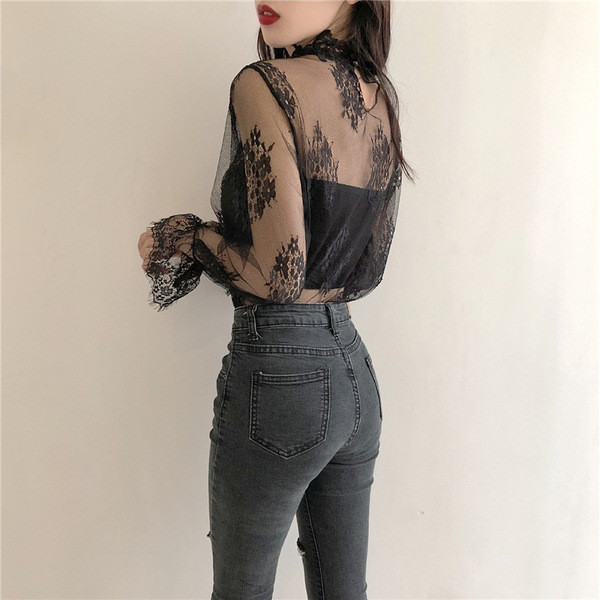 Modern női blúz csipke és lótusz ujjú fekete-fehér színben