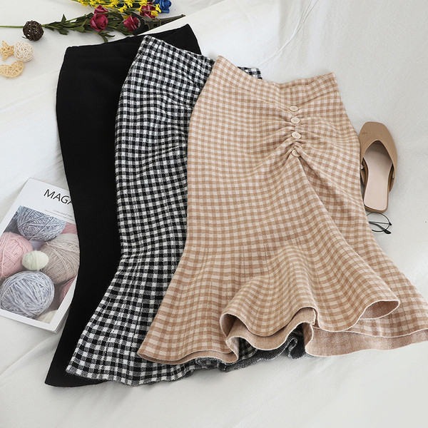 Kockás női szoknya szabású modell három színben, gombokkal