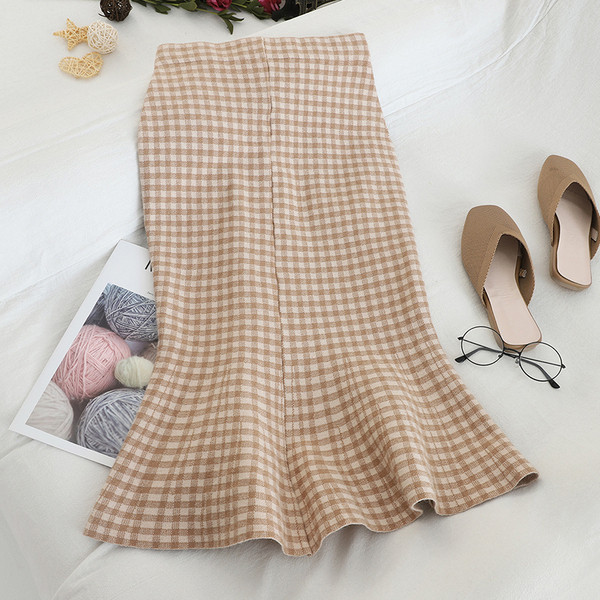 Kockás női szoknya szabású modell három színben, gombokkal