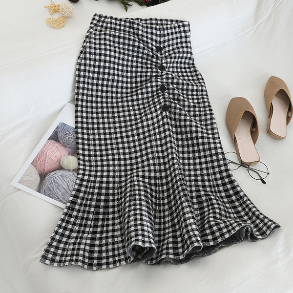 Kockás női szoknya szabású modell három színben, gombokkal