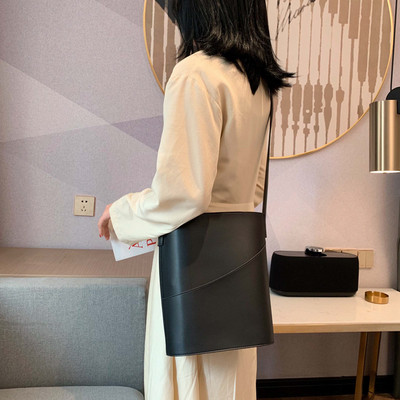 Stílusos női válltáska négy színben