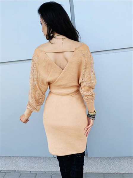 Női ruha barna színben, az ujjakon csipkével