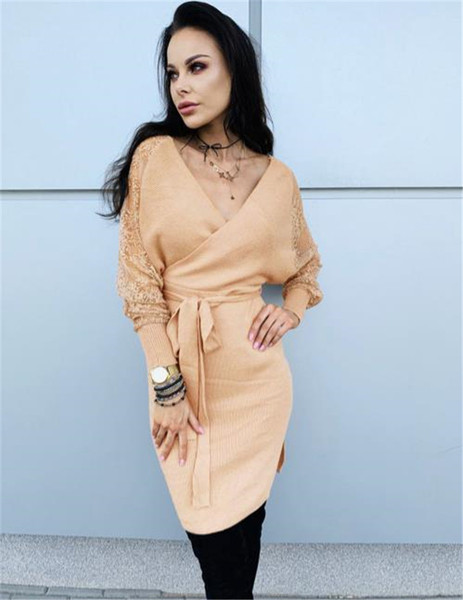 Női ruha barna színben, az ujjakon csipkével