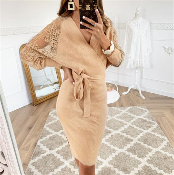 Női ruha barna színben, az ujjakon csipkével