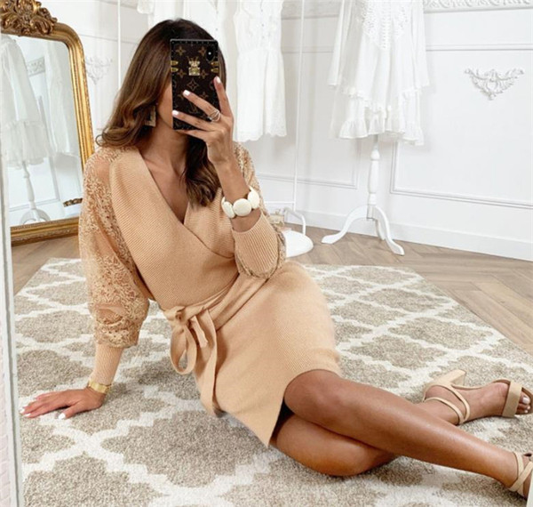 Női ruha barna színben, az ujjakon csipkével