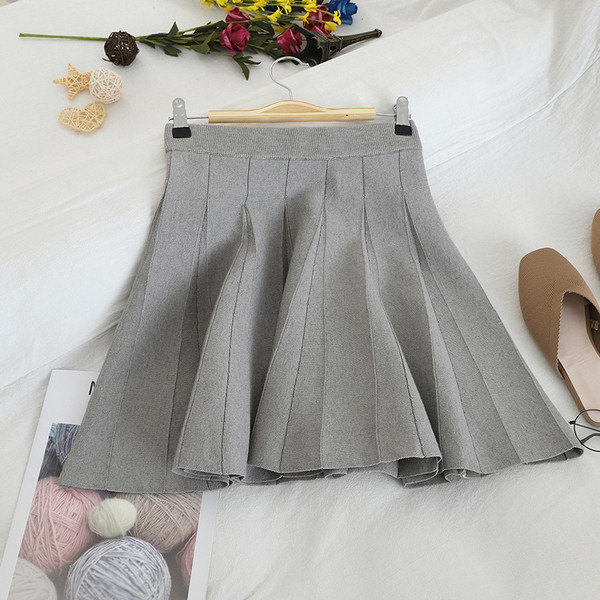 Rövid női szoknya négy színben szabott modellben