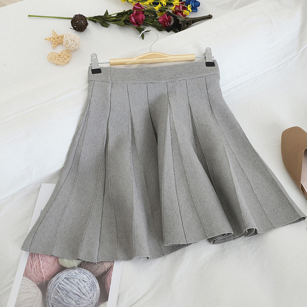 Rövid női szoknya négy színben szabott modellben