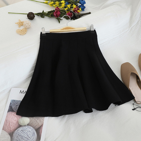 Rövid női szoknya négy színben szabott modellben