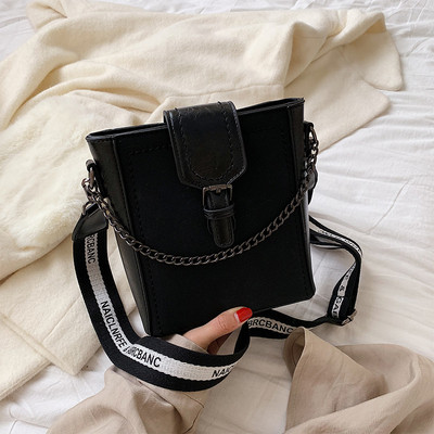 Modern női táska csattal és fémlánccal négy színben