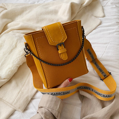 Modern női táska csattal és fémlánccal négy színben