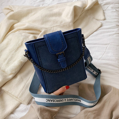 Modern női táska csattal és fémlánccal négy színben