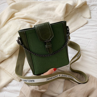 Modern női táska csattal és fémlánccal négy színben