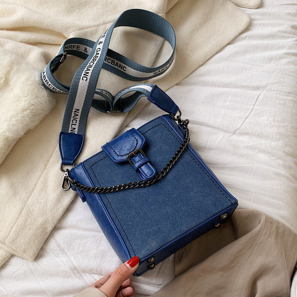 Modern női táska csattal és fémlánccal négy színben