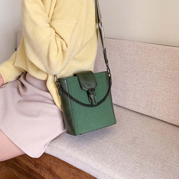 Modern női táska csattal és fémlánccal négy színben