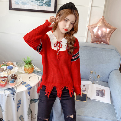 Alkalmi női pulóver kapucnival, piros, zöld és sárga nyakkendővel