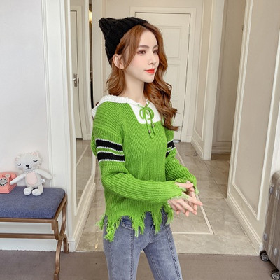 Alkalmi női pulóver kapucnival, piros, zöld és sárga nyakkendővel