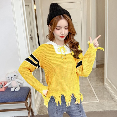 Alkalmi női pulóver kapucnival, piros, zöld és sárga nyakkendővel