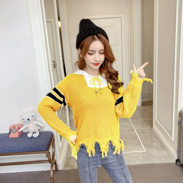 Alkalmi női pulóver kapucnival, piros, zöld és sárga nyakkendővel