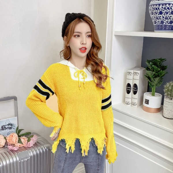 Alkalmi női pulóver kapucnival, piros, zöld és sárga nyakkendővel