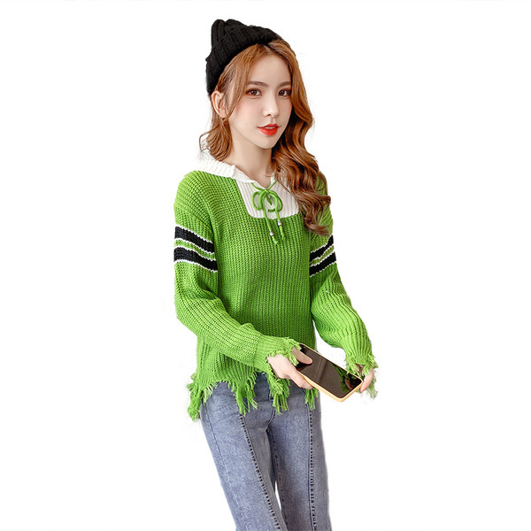 Alkalmi női pulóver kapucnival, piros, zöld és sárga nyakkendővel