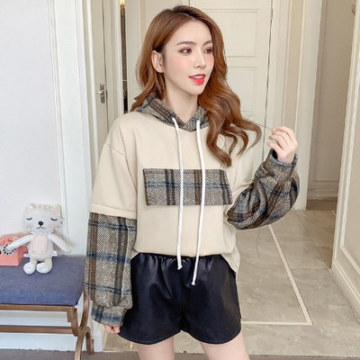 Modern női pulóver kockás ujjakkal és kapucnival