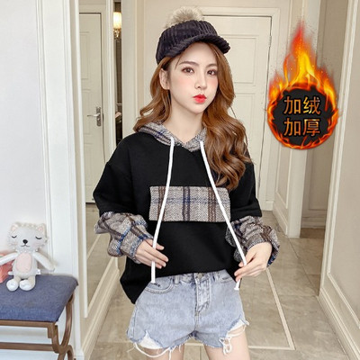 Modern női pulóver kockás ujjakkal és kapucnival