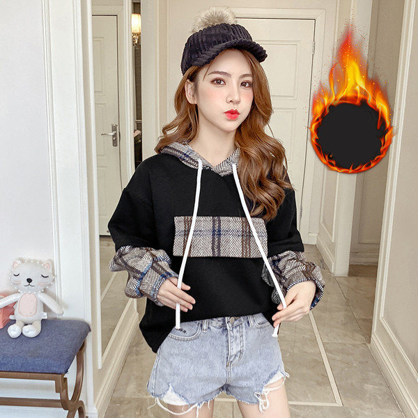 Modern női pulóver kockás ujjakkal és kapucnival