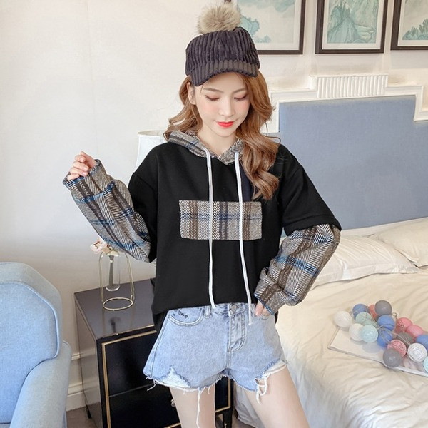 Modern női pulóver kockás ujjakkal és kapucnival