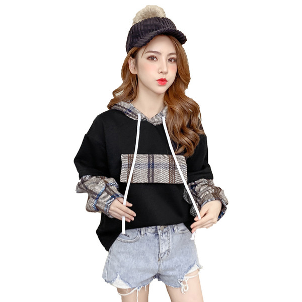 Modern női pulóver kockás ujjakkal és kapucnival