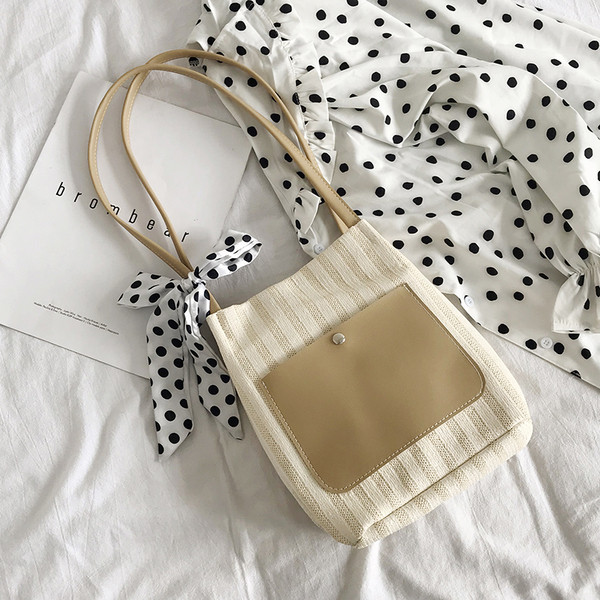 Női táska szalaggal és vállfogantyúval több színben