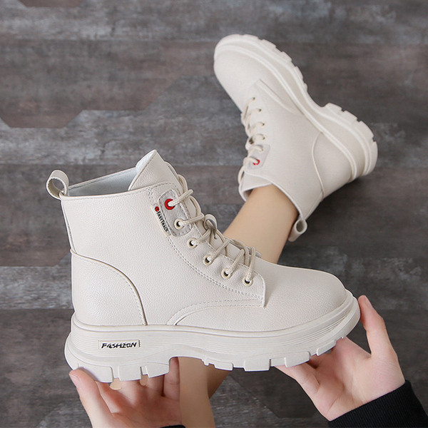 Öko bőrből készült női csizma fekete-fehér színben