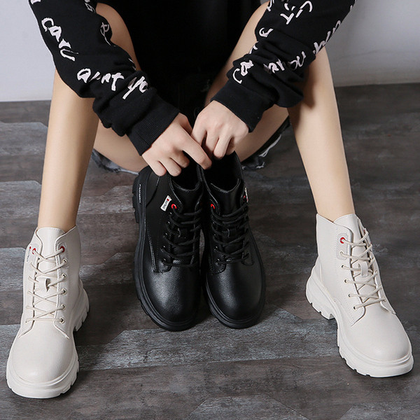 Öko bőrből készült női csizma fekete-fehér színben