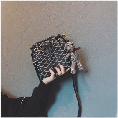 Modern női táska fűzős mackóval, öt színben