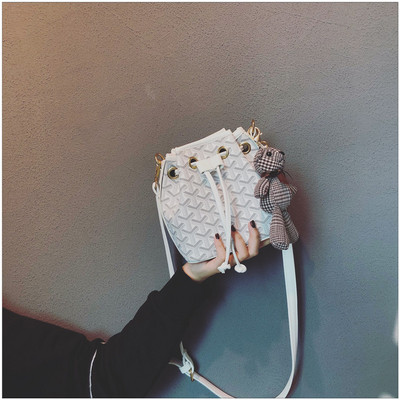 Modern női táska fűzős mackóval, öt színben