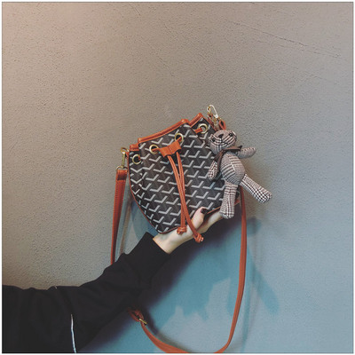 Modern női táska fűzős mackóval, öt színben