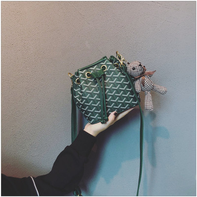 Modern női táska fűzős mackóval, öt színben