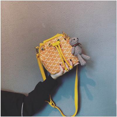 Modern női táska fűzős mackóval, öt színben