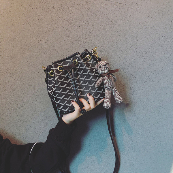 Modern női táska fűzős mackóval, öt színben