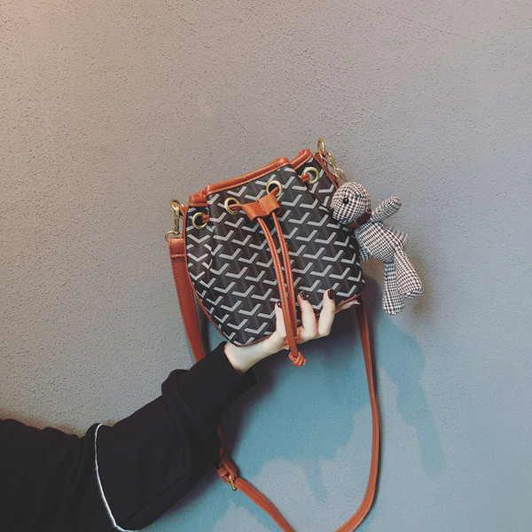 Modern női táska fűzős mackóval, öt színben