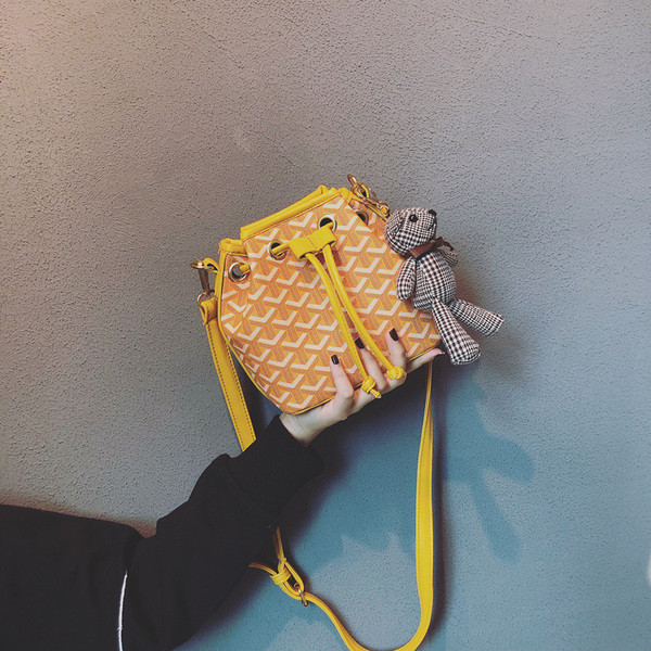 Modern női táska fűzős mackóval, öt színben