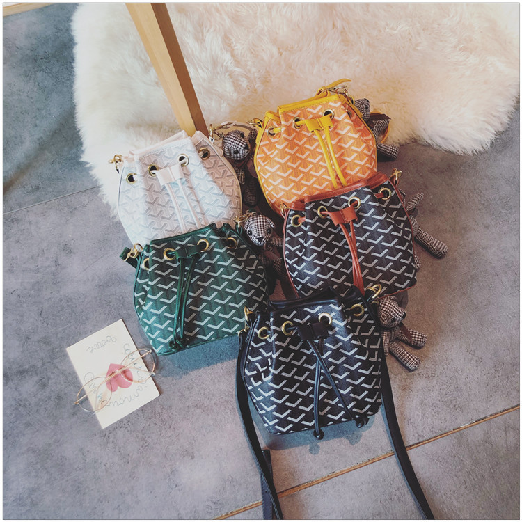 Modern női táska fűzős mackóval, öt színben