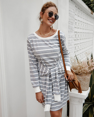 Alkalmi női csíkos ruha hosszú ujjal és ovális nyakkivágással